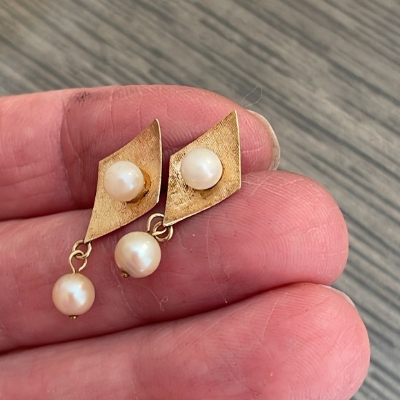 Vintage 14kt Gold Mid Century Modern Pearl Earrings - Picture 14 of 16